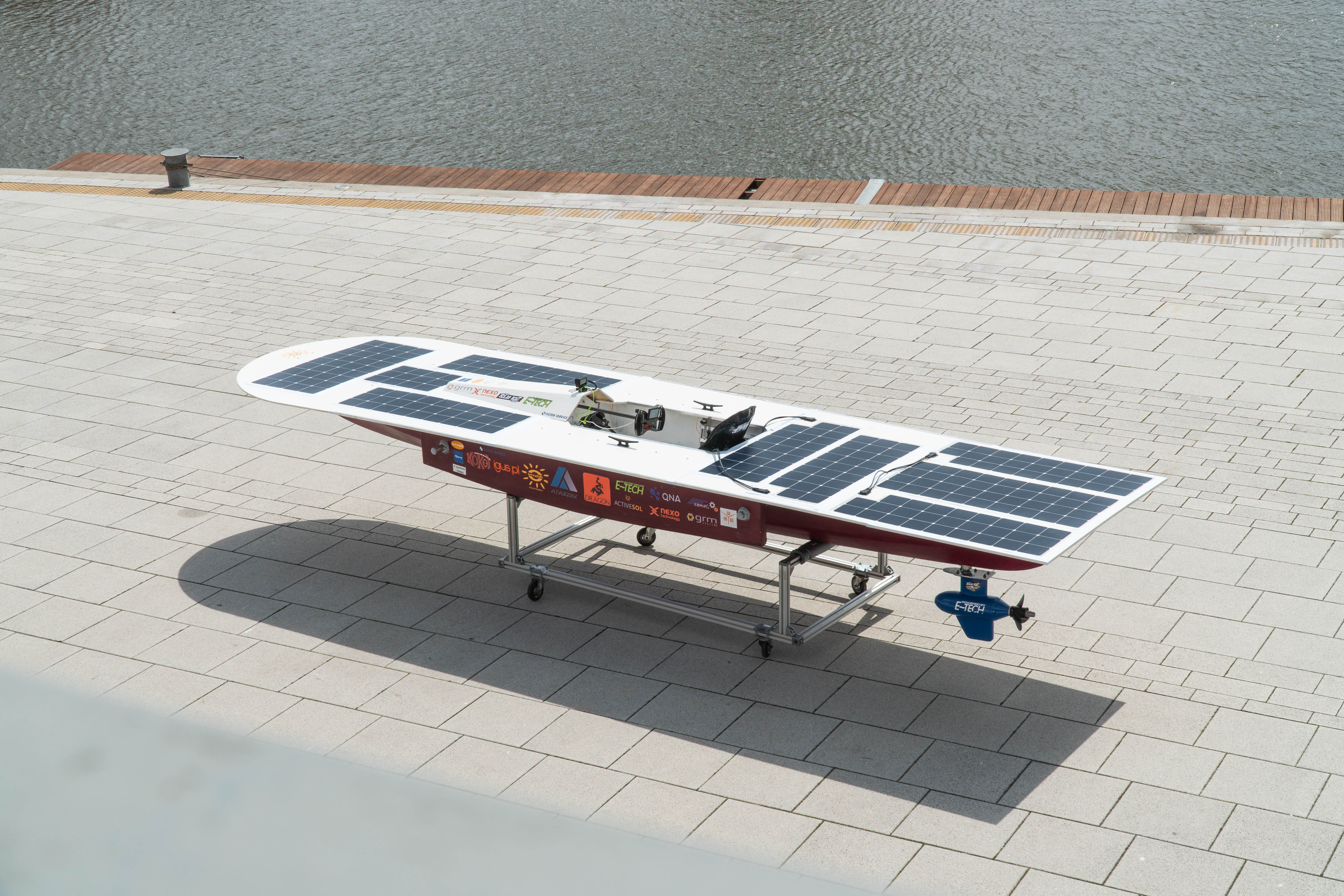 Gleitlager ermöglichen leichte Steuerung für autonomes Solarboot